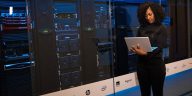 Mujer con computadora en servidor.