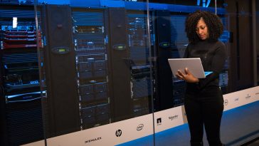 Mujer con computadora en servidor.